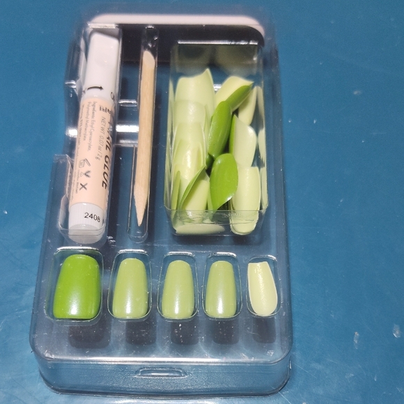 Red Aspen Besties Nail Dashes - Green Press-On Nails - Picture 3 of 3